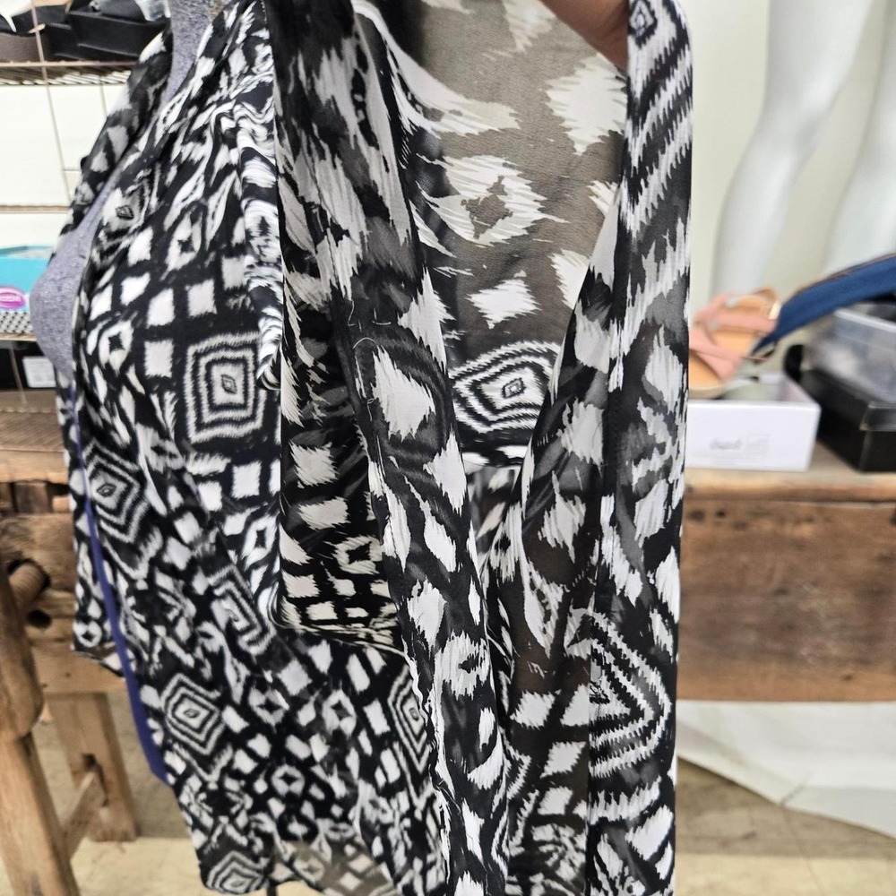 Woman's Black & White Geometric Design Cardigan Kimono Size Medium - Picture 3 of 6